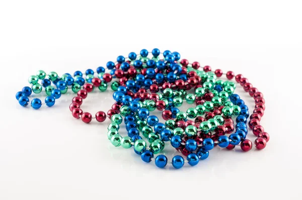 Mardi Gras korálky s různými barvami: červená, zelená a modrá izolovaných na bílém pozadí — Stock fotografie