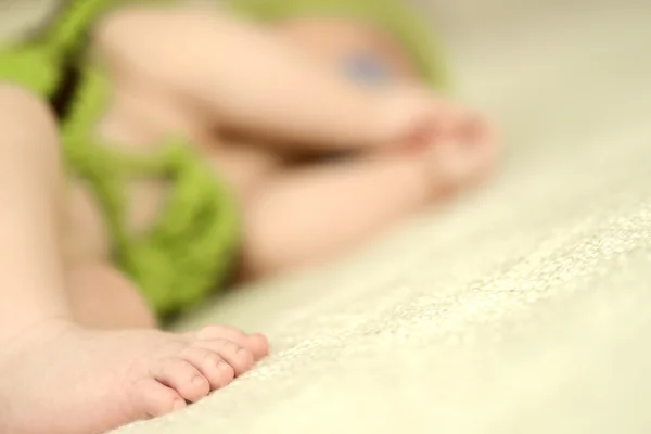 Piedi bambino dormire in culla — Foto Stock