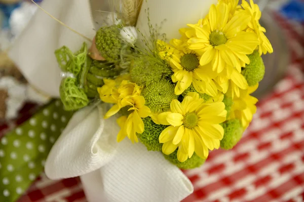 Žluté květy v kytici dekorace — Stock fotografie