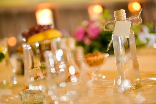 Láhev alkoholu na svatební stůl — Stock fotografie