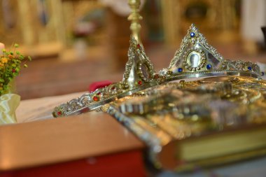 Bir kilisede düğün günü için kron