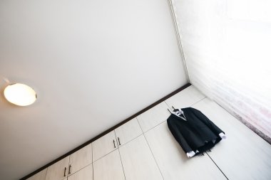 Siyah takım elbise gömlek bir ahşap dolap asılı