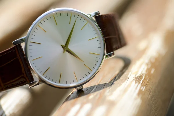 Man horloge klassieke bruin lederen armband — Stockfoto