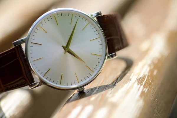 Man watch classic brown leather bracelet — Stock Photo, Image