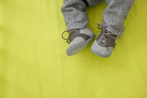 Piedi di scarpe bambino in pelle grigia — Foto Stock