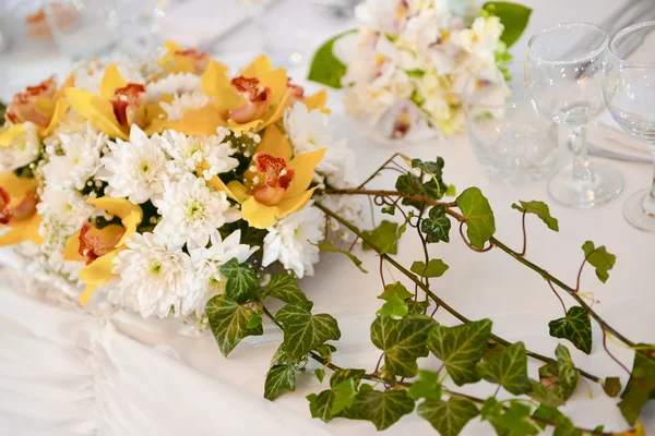 Arranjo floral nas refeições do dia do casamento — Fotografia de Stock
