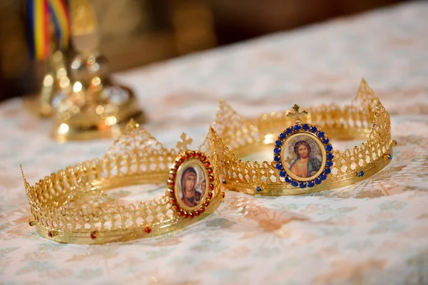 Crowns for the bride and groom in a church — Stock Photo, Image