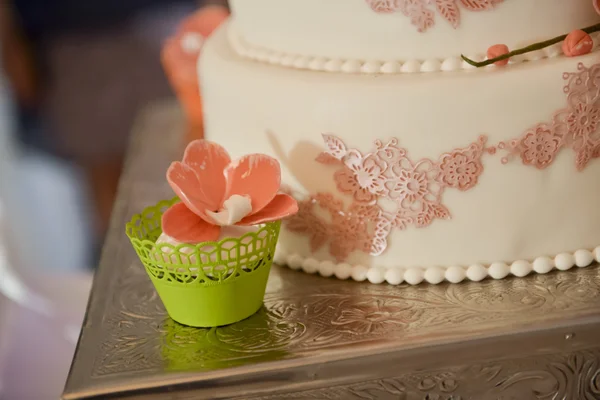 Détails gâteau de mariage à la lumière naturelle — Photo