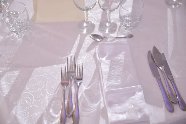 Horquillas colocadas sobre una mesa en el restaurante — Foto de Stock