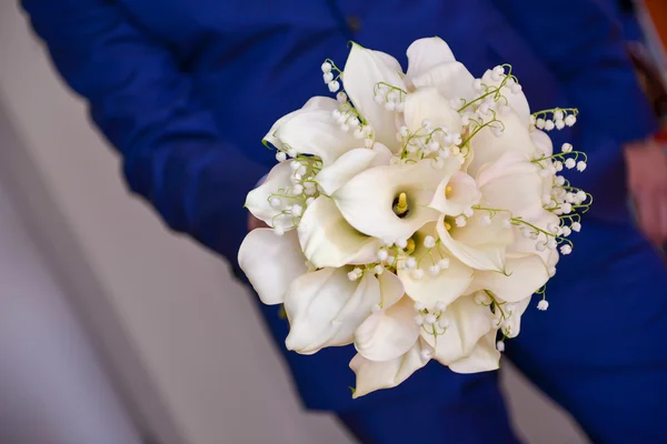 화이트 칼라 백합 꽃을 들고 신랑 — 스톡 사진