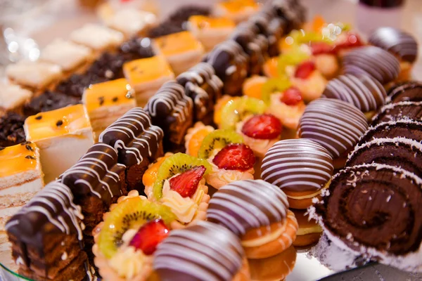 Diversi tipi di torte su un piatto e con luce laterale — Foto Stock