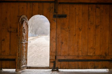 Dış duvar ve bokeh açık ahşap kapı