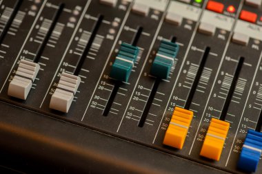 Renkli ses mikseri alt tarafında ışık ile