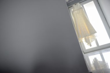 Bir kapıdan asılı gelinlik