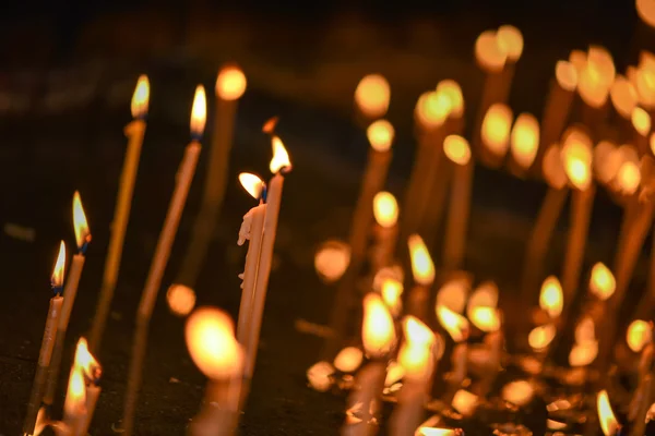 Aangestoken kaarsen in een kerk in natuurlijk licht — Stockfoto