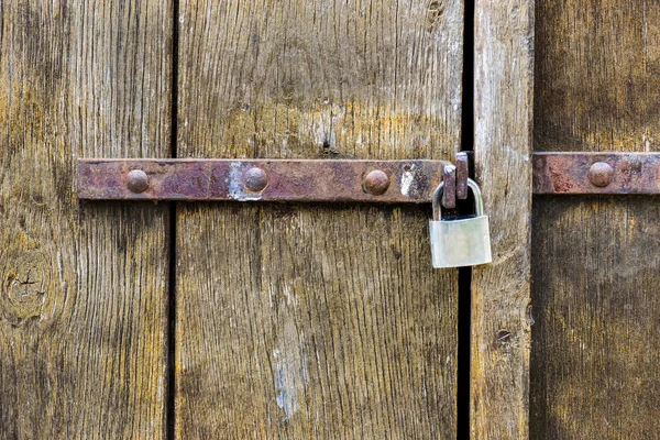 Trädörr med hänglås stål i dagsljus — Stockfoto