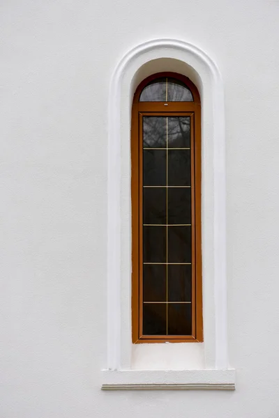 Janela lateral de uma igreja em luz natural — Fotografia de Stock