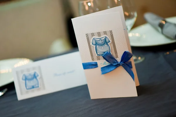 Cartão postal de menu em uma mesa durante o casamento ou o batismo — Fotografia de Stock