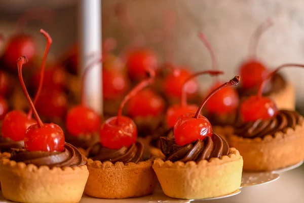 Magdalenas de chocolate con cereza en la parte superior — Foto de Stock
