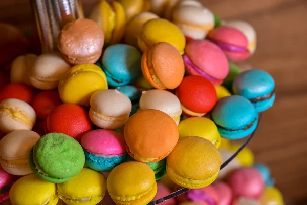 Różne kolory Macarons z światło boczne — Zdjęcie stockowe