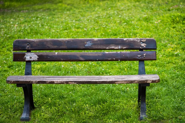 Oud houten bankje in het park voorjaarsbijeenkomst — Stockfoto