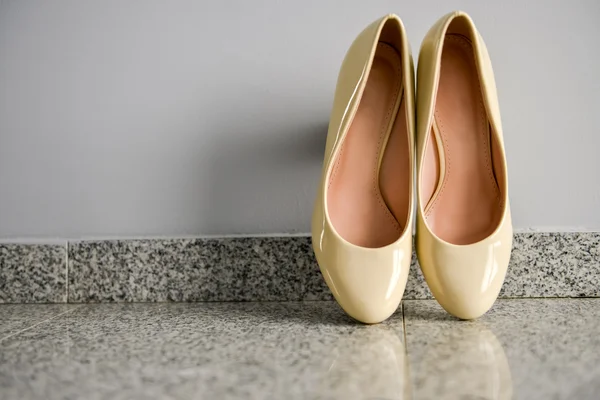 Scarpe bianche sposa in luce naturale — Foto Stock