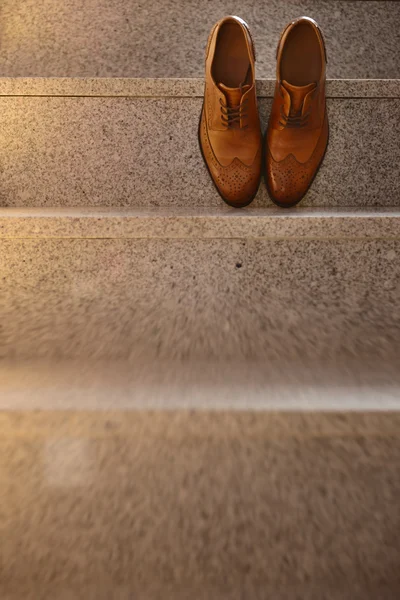 Brązowe skórzane buty pana młodego w naturalnym świetle — Zdjęcie stockowe