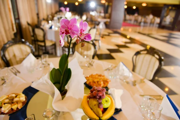 Orquídea rosa sentada en una mesa de bodas — Foto de Stock