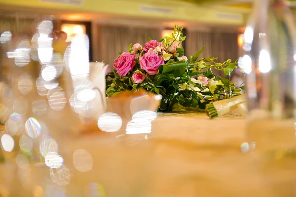 Букет роз, сидящих на свадебном столе — стоковое фото