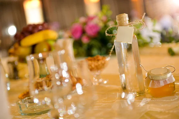 Láhev alkoholu na svatební stůl — Stock fotografie