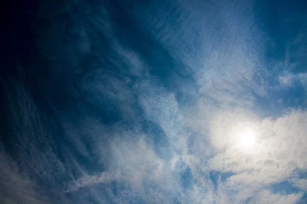 Céu dramático com sol à direita — Fotografia de Stock