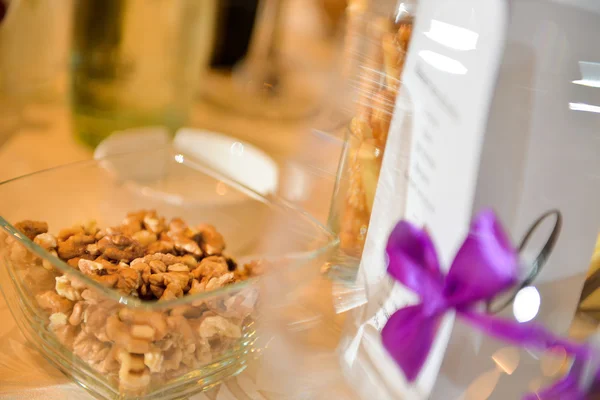 Valnötter på en glasskål som sitter på bord — Stockfoto