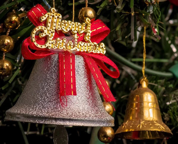 Silberne Glocke mit fröhlicher Weihnachtsdekoration — Stockfoto