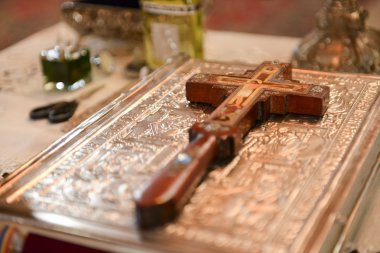 İncil'in üzerine yerleştirilen cross