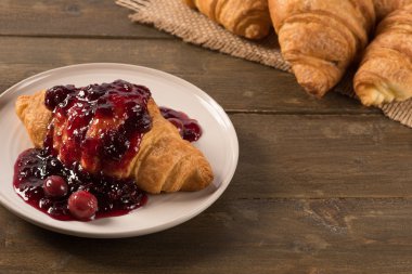 Vişne reçelli kahvaltı kruvasan