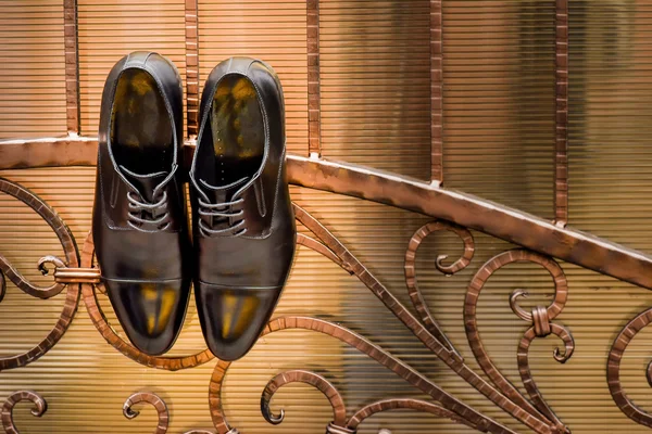 Coppia di scarpe nere impiccate — Foto Stock