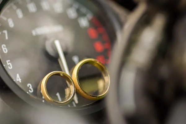 Due anelli d'oro su una moto — Foto Stock