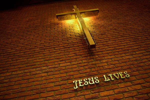 Cross and wrote Jesus Lives — Stock Photo, Image