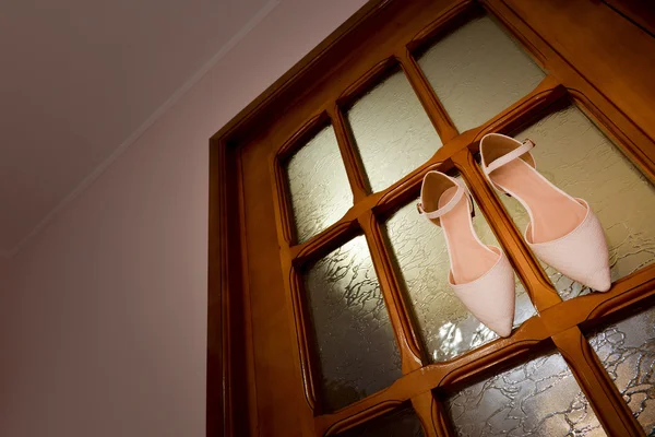 White bride shoes hanged — Stock Photo, Image