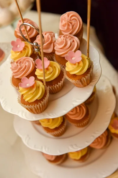 Gâteaux à la crème jaune et rose — Photo