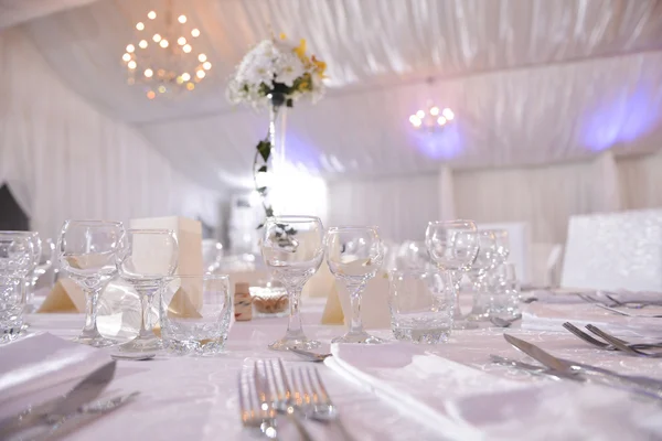 Hochzeitstisch in natürlichem Licht — Stockfoto