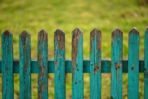Függőleges zöld fából készült kerítés, zöld háttérrel — Stock Fotó