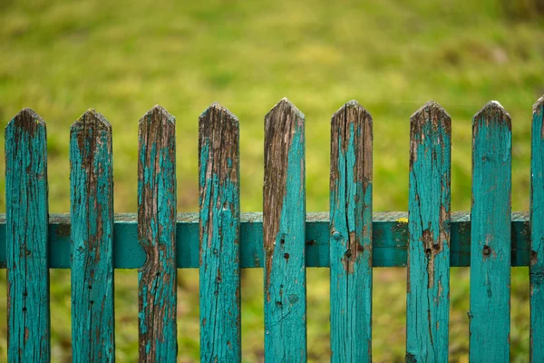 Cerca de madeira verde vertical com fundo verde — Fotografia de Stock