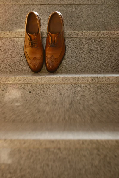 Brązowe skórzane buty pana młodego w naturalnym świetle — Zdjęcie stockowe