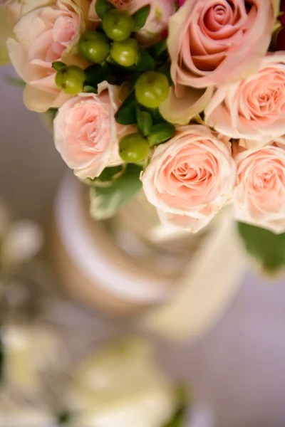 Bouquet of roses arranged in a vase — Stock Photo, Image