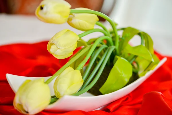 Bílé tulipány v bílé keramické mísy — Stock fotografie