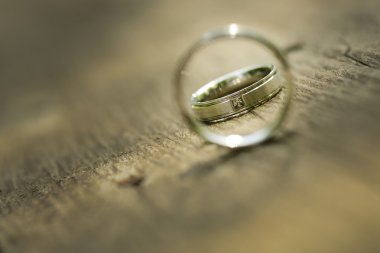 Ahşap dokusu üzerinde yerleştirilmiş altın alyans