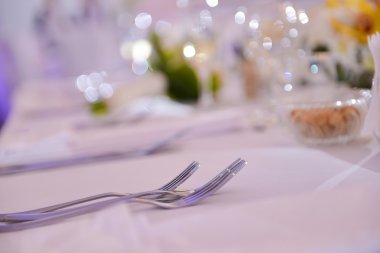 Bir tabloda Restoran çatal yerleştirilen