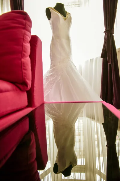 Wedding dress on a mannequin in natural light — Stock Photo, Image