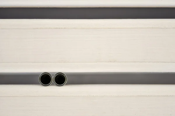 Ahşap iki parça arasında iki siyah kol düğmeleri — Stok fotoğraf